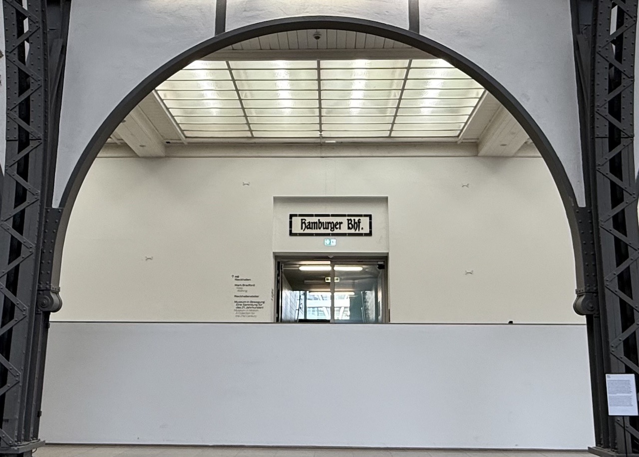 ベルリンの現代アート拠点ハンブルガー・バーンホフ美術館｜歴史的駅舎で出会う名作アート