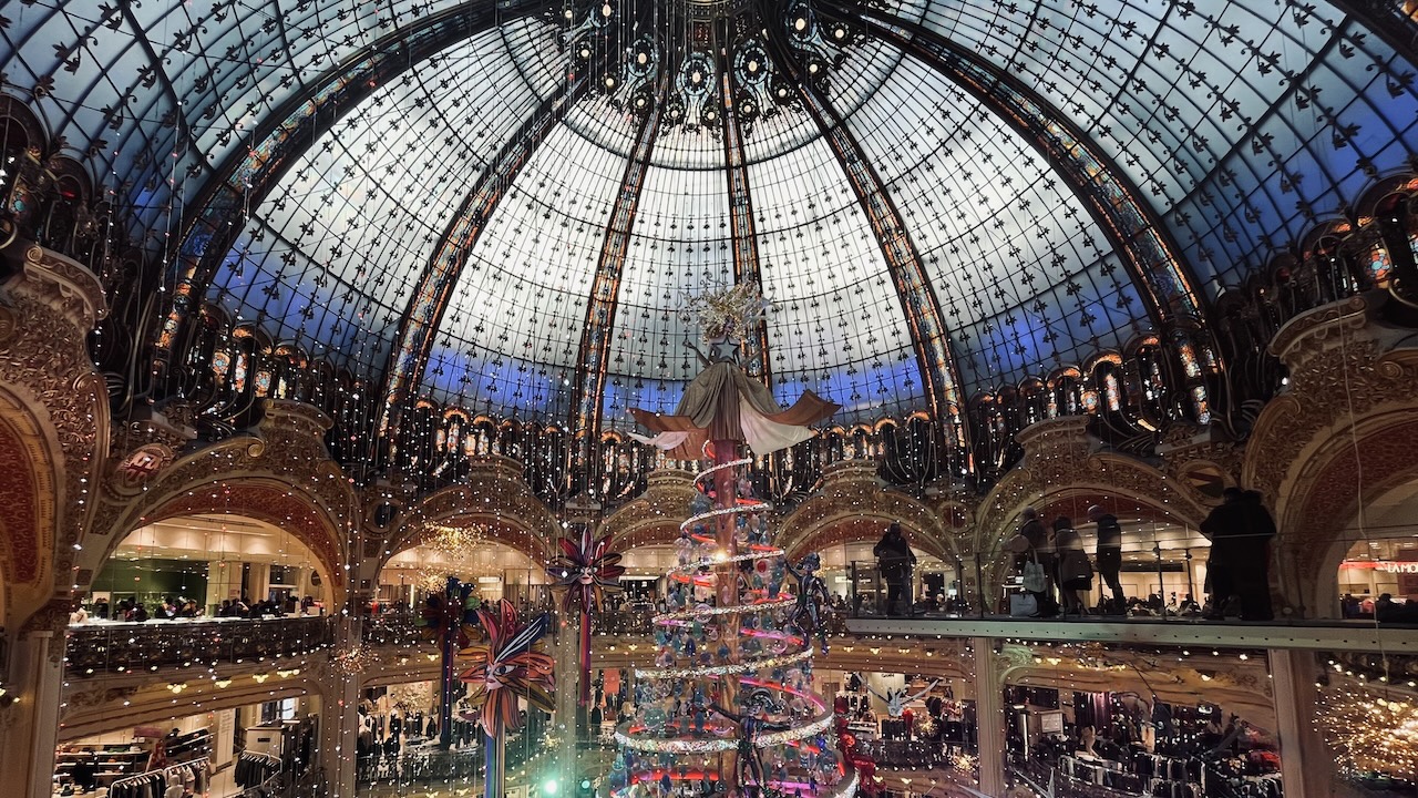 パリのクリスマス2025｜ライトアップ観光モデルコースと美術館