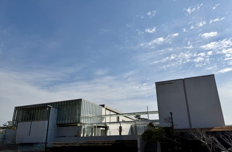 神奈川県立近代美術館葉山館の魅力を徹底解説！海を望む絶景アートスポット