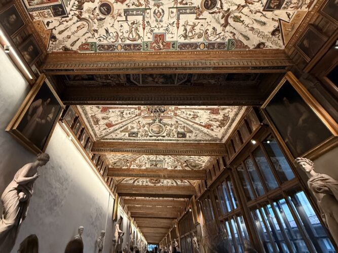 【イタリア】ウフィツィ美術館の見どころガイド｜ラファエロとレンブラントに感動する旅